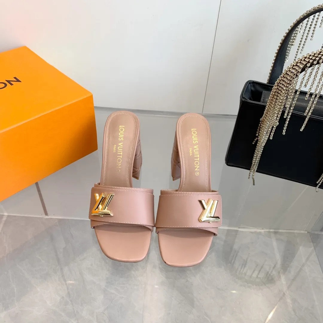 👟👟Ex-factory price 520👟👟 LV | Louis Vuitton ²⁰²³ 𝐬𝐬 🧡💚2️⃣0️⃣2️⃣4️⃣Early spring new model, top version⚠️ The counter features the latest models, square toe sandals, hard goods are new🆕 ❥Purchase level! Full of high-end feel! A popular model among bloggers at home and abroad, it’s retro and fashionable and looks amazing on your feet! Mainly recommended model on the official website★ ━━━━━ ЅᏇєєt ━━━━━ ▪️Upper: original cowhide + metal buckle ▪️Lining: imported goatskin lining ▪️Outsole: original Italian leather outsole ▪️Heel height: 5.5cm 9cm ▪️Shoe size: 35-39 (40 and 41 customized items are not returnable or exchangeable)